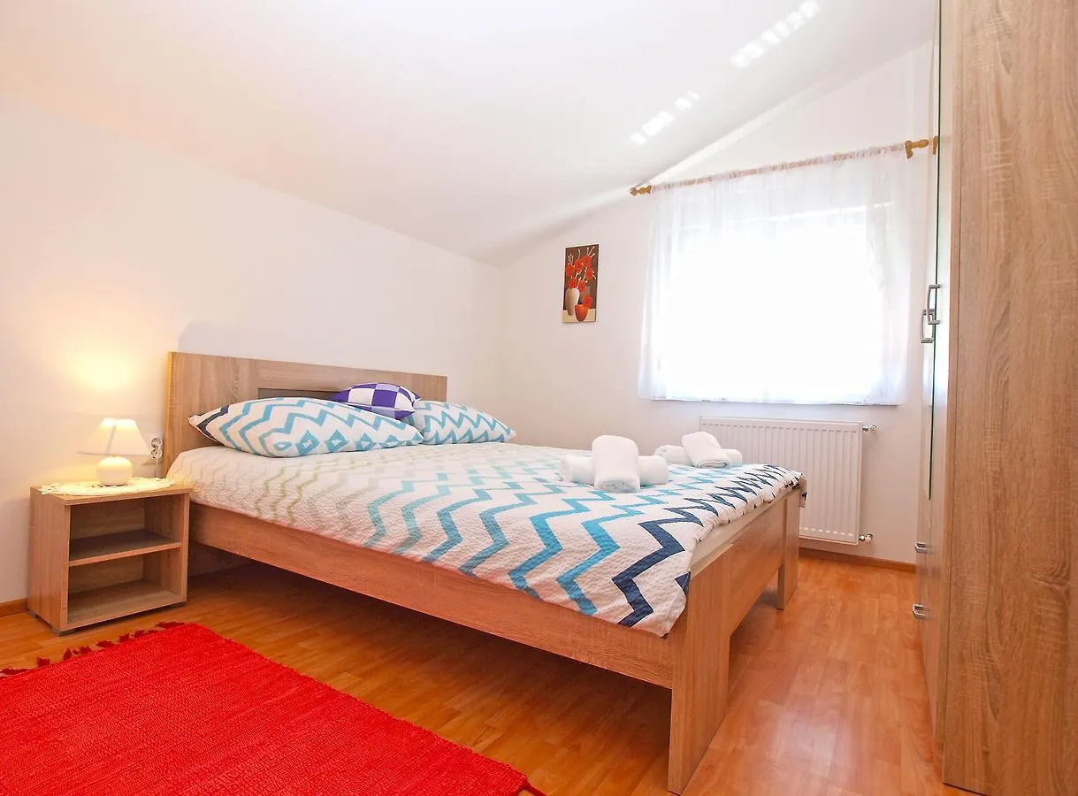 Apartments Mala Vala 1332 Fažana