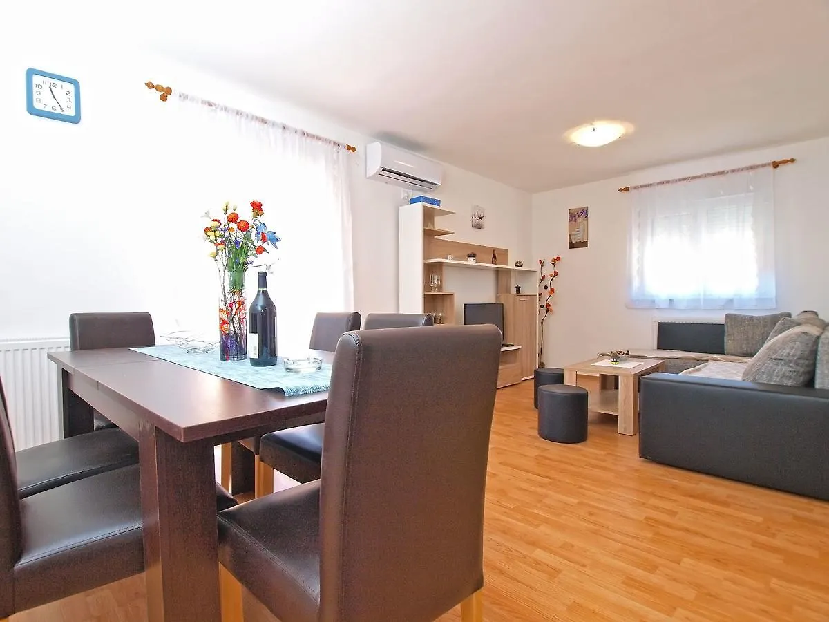 Apartments Mala Vala 1332 Fažana