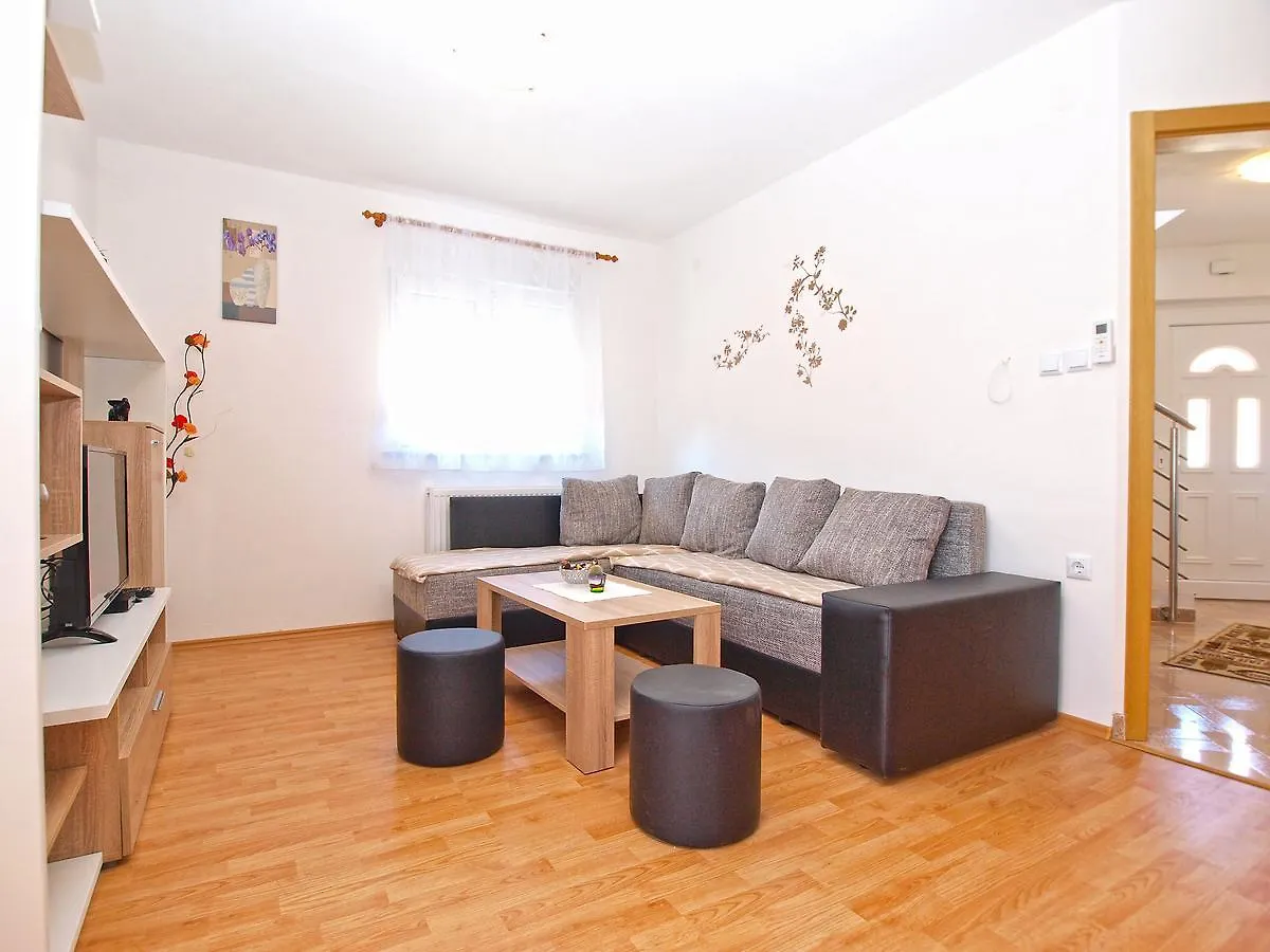 Apartments Mala Vala 1332 Fažana