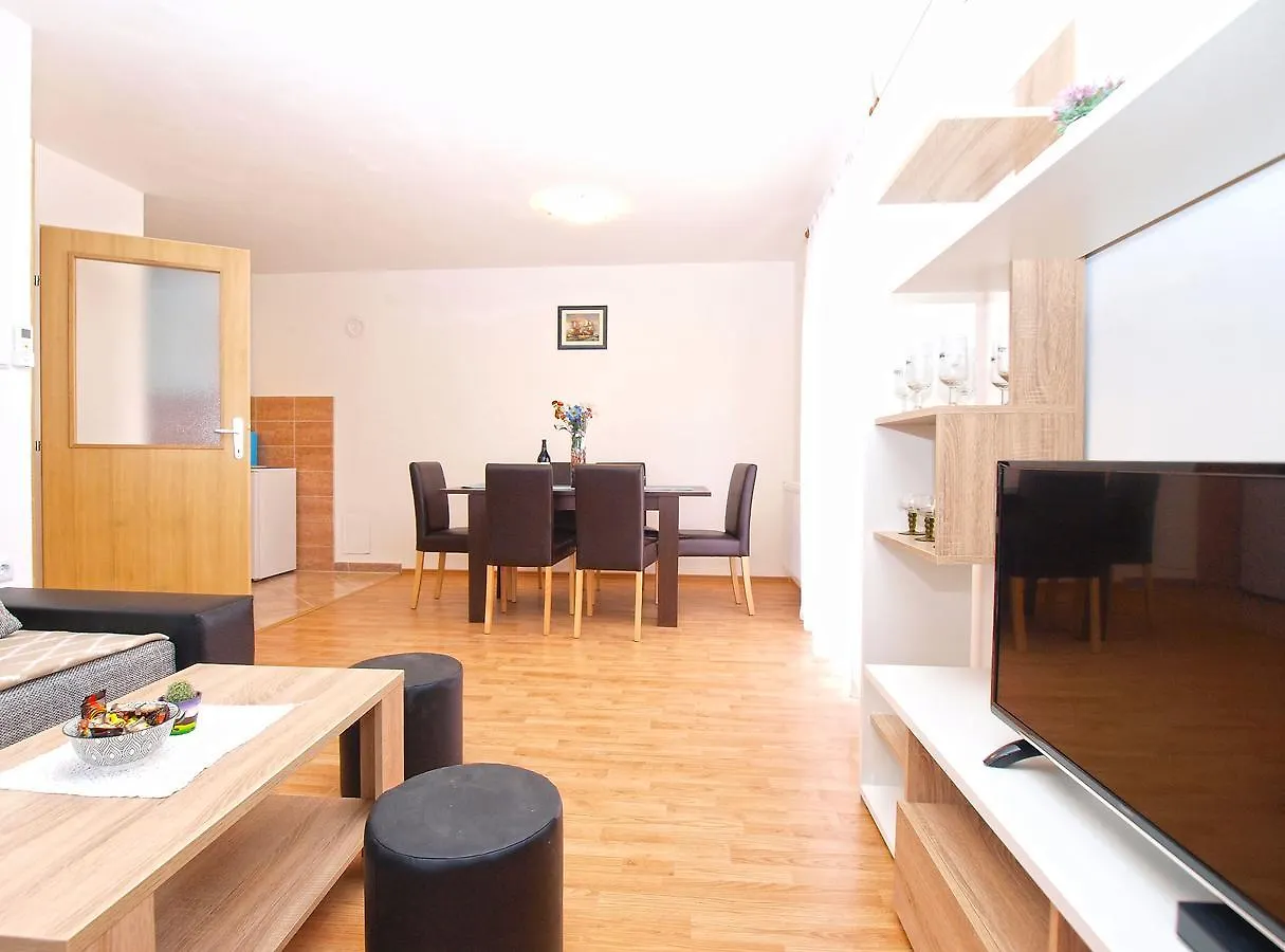Apartments Mala Vala 1332 Fažana